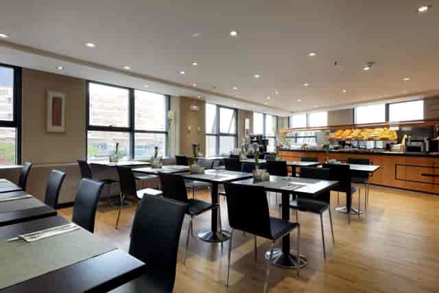 Modern dining space in Hotel Exe Plaza Madrid, perfect for networking events and meetings.