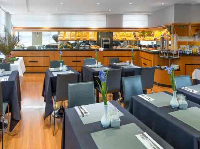 Cafe/Bar in Hotel Exe Plaza Madrid with sleek tables; ideal for events and meetings.