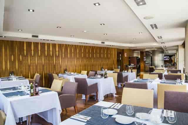 Modern dining space at Hotel Exe Plaza Madrid, perfect for corporate events and meetings.