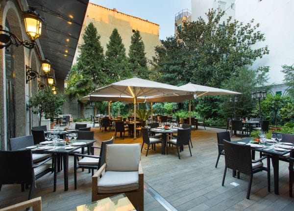 Elegant outdoor dining at VP Jardín de Recoletos, ideal for corporate events and gatherings.