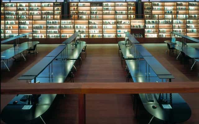 Modern Board of Trustees Room in Museo Reina Sofía, ideal for conferences and networking.