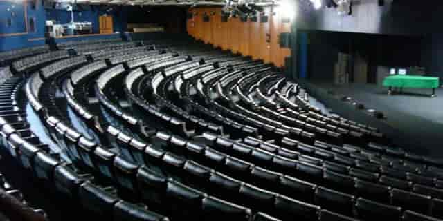 Sala Polivalente auditorium with tiered seating, ideal for conferences and presentations.