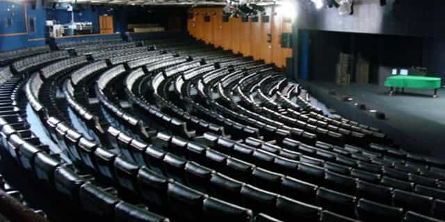 Sala Polivalente auditorium with tiered seating, ideal for conferences and presentations.