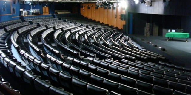 Sala Polivalente auditorium with tiered seating, ideal for conferences and presentations.