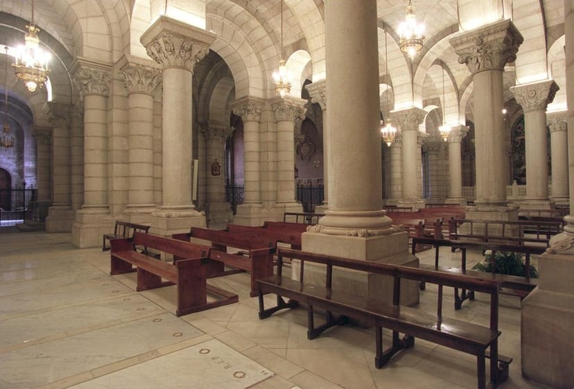 Catedral de la Almudena's Cripta: elegant venue for weddings with grand arches and soft lighting.