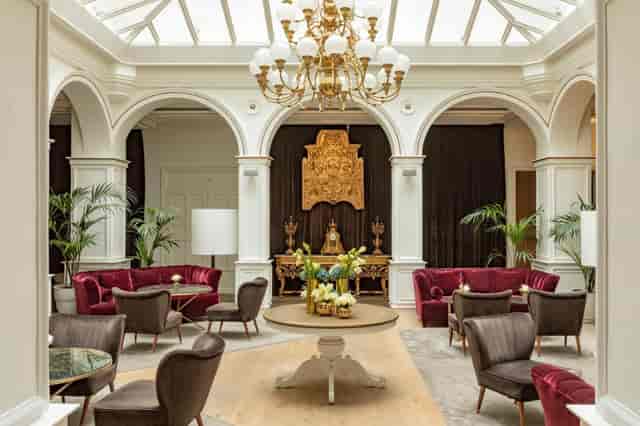 Elegant meeting space at Las Meninas, perfect for intimate gatherings and networking events.