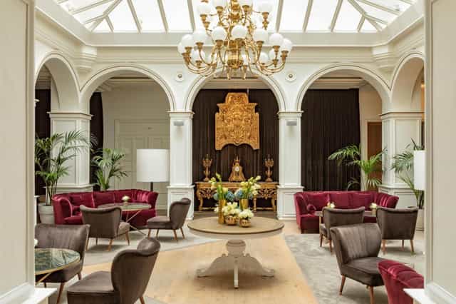 Elegant meeting space at Las Meninas, perfect for intimate gatherings and networking events.
