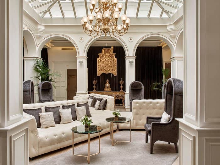 Elegant lounge in Las Meninas, perfect for meetings and networking events.