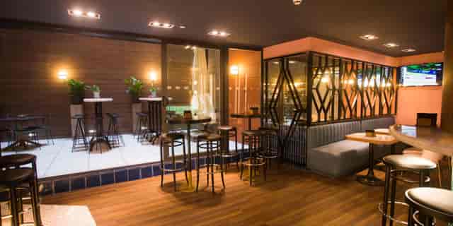Stylish event space at Hotel Indigo Madrid with modern decor and versatile seating.