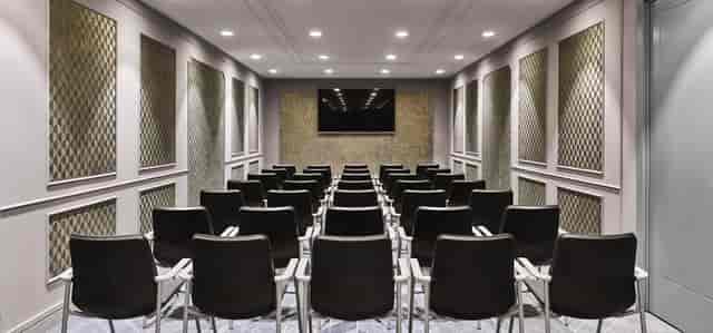 Sala Ángel: modern meeting room with textured walls, ideal for workshops or conferences.