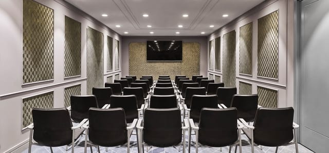 Sala Ángel: modern meeting room with textured walls, ideal for workshops or conferences.