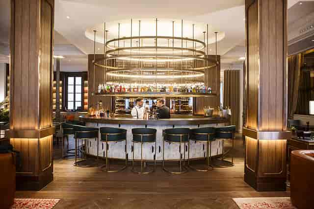Elegant bar area in Gran Hotel Inglés, perfect for networking events and cocktail hours.