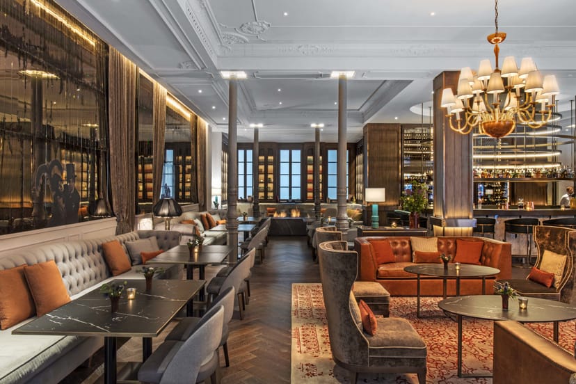 Elegant lounge at Gran Hotel Inglés, perfect for networking and intimate gatherings.