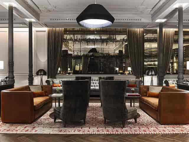 Elegant lounge at Gran Hotel Inglés, perfect for networking and informal meetings.