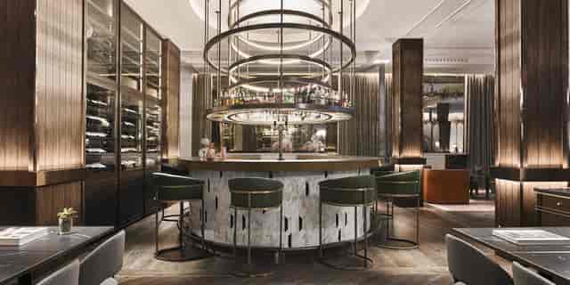 Modern circular marble bar at Salones Privados, ideal for upscale cocktail receptions.