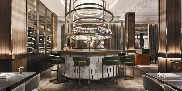 Modern circular marble bar at Salones Privados, ideal for upscale cocktail receptions.