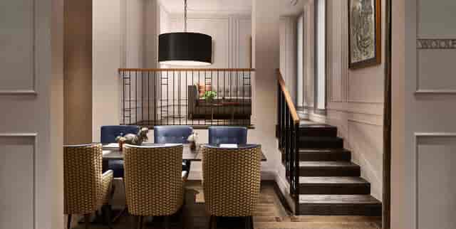 Stylish meeting space at Gran Hotel Inglés, ideal for networking events and gatherings.