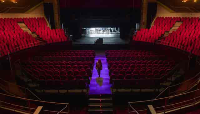 Concert hall in Teatro Circo Price with red seating for corporate events and performances.