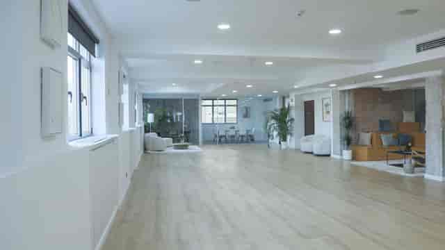 Modern event space in Gran Vía, ideal for workshops and gatherings with natural light.