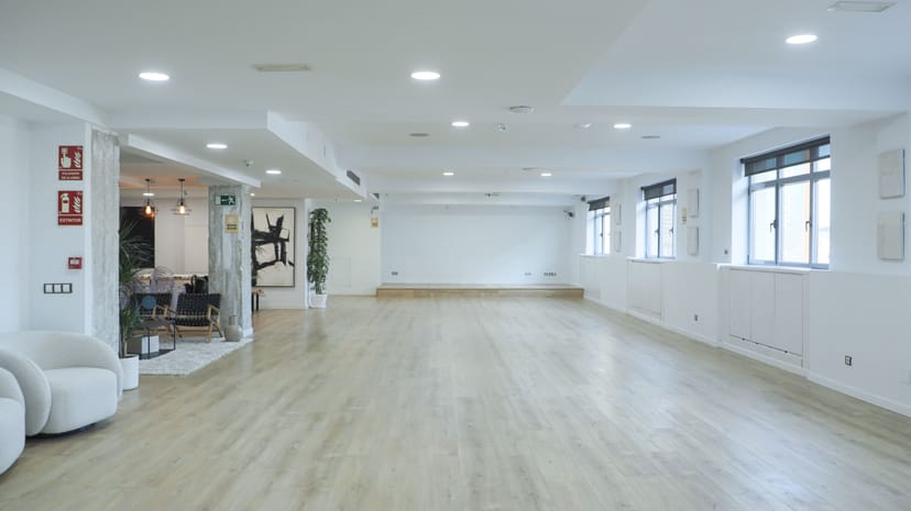 "Versatile event space in Gran Vía Venue, ideal for meetings and workshops."