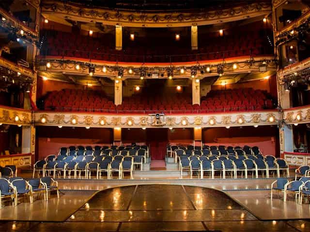 Elegant tiered seating in Nuevo Teatro Alcalá for corporate events and performances.