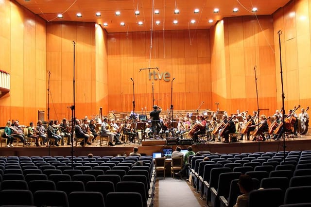 Orchestra rehearsal at Teatro Monumental, highlighting acoustics and performance logistics.