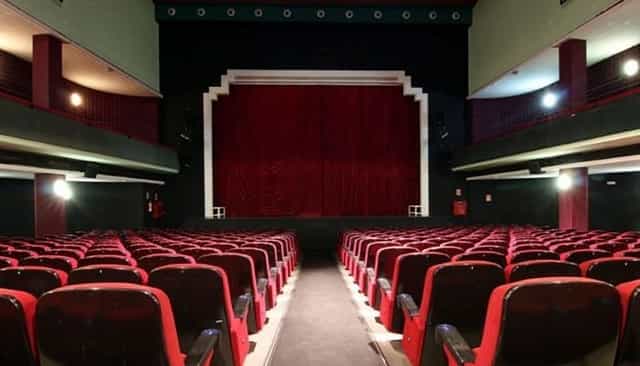 Classic Teatro Amaya theater with red curtains, ideal for events and performances.