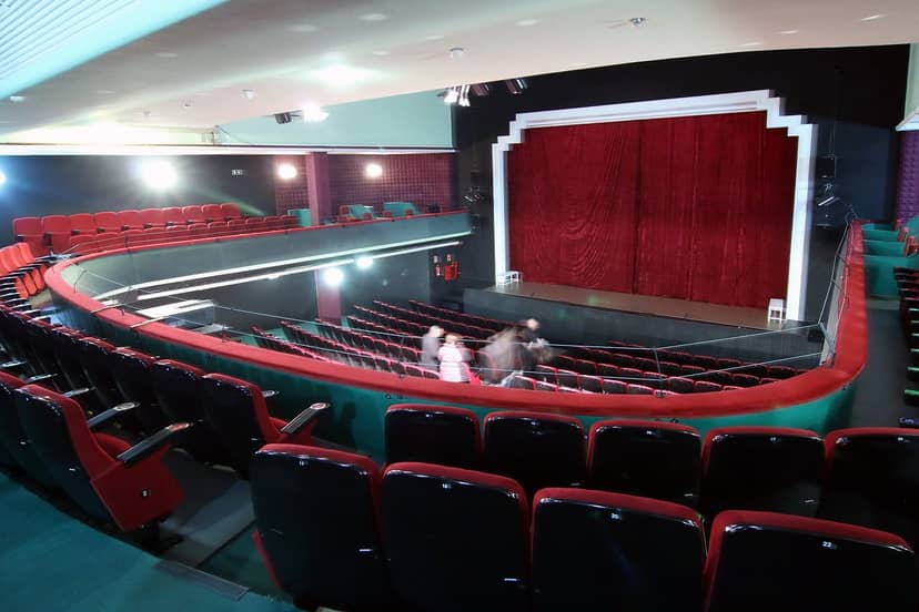 Teatro Amaya with red seating, ideal for performances and corporate events.