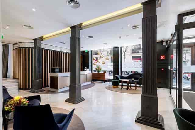 Modern DoubleTree by Hilton Madrid lobby, ideal for meetings and pre-event gatherings.
