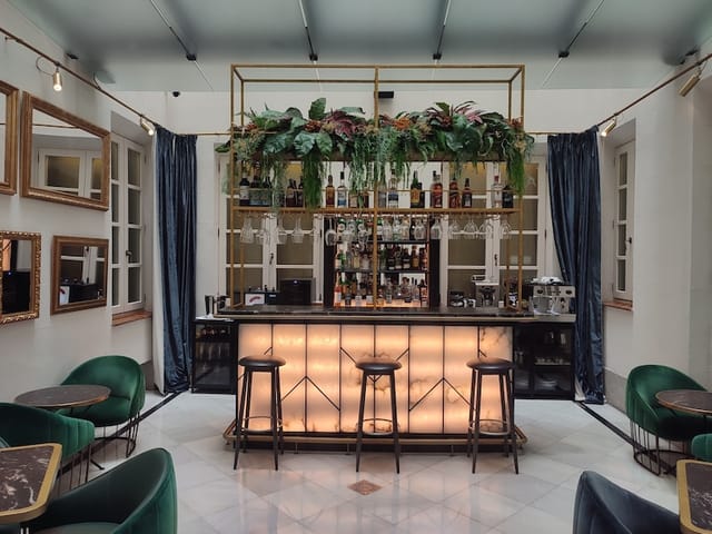 Elegant banquet hall bar at DoubleTree Madrid, perfect for networking events and cocktail receptions.