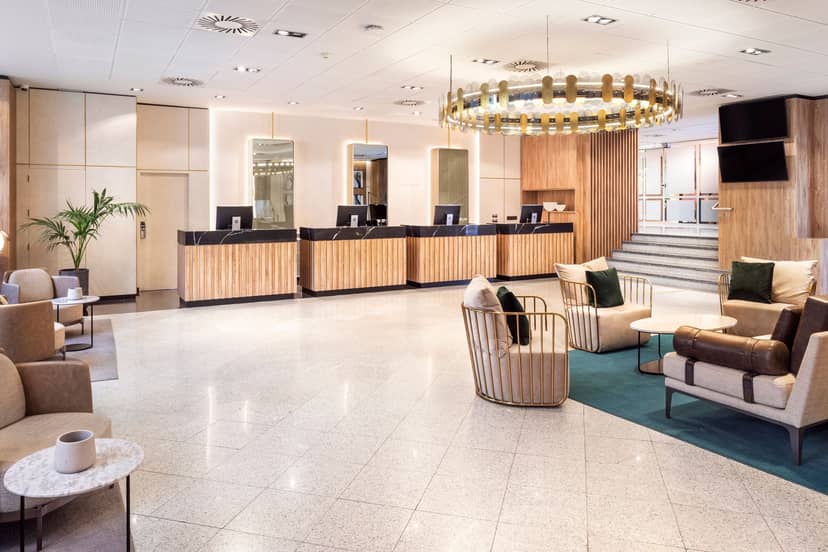 Modern hotel lobby in Meliá Avenida América, perfect for meetings and conferences.