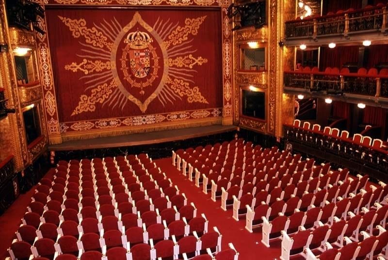 Sala Principal in Teatro Español: luxurious auditorium with plush seating for events.