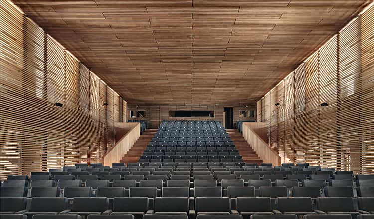 Modern auditorium with tiered seating for conferences and presentations in Condeduque.