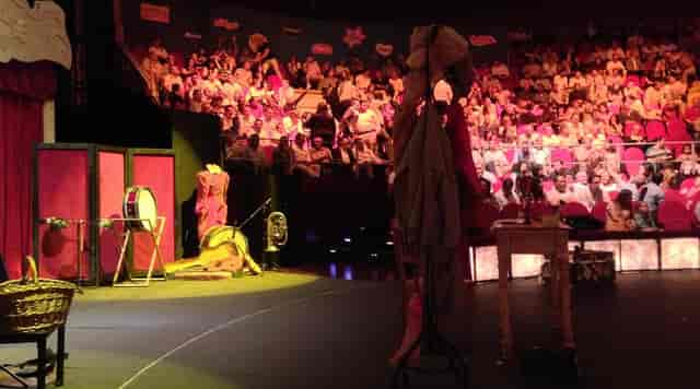 Concert hall at Teatro Circo Price with dynamic stage for live performances.