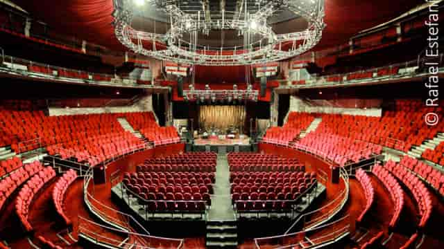 Teatro Circo Price concert hall with circular seating for dynamic performances and events.