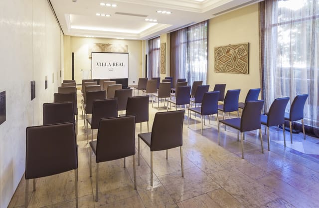 Neptune Meetings Room at Hotel Villa Real, bright space for corporate events and workshops.