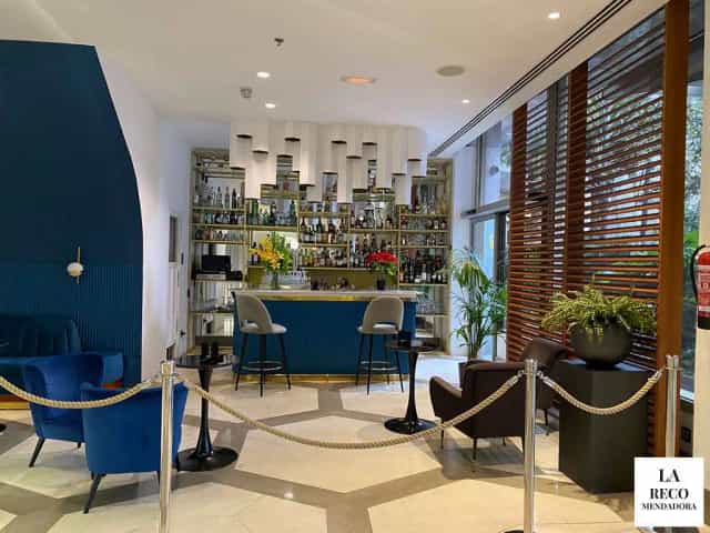 Stylish bar area in Hotel Princesa Plaza Madrid for networking events and gatherings.