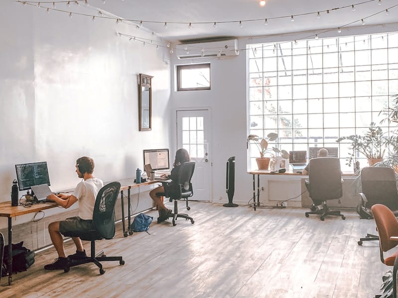 Bright coworking space in Bat Haus, ideal for meetings and collaborative workshops.
