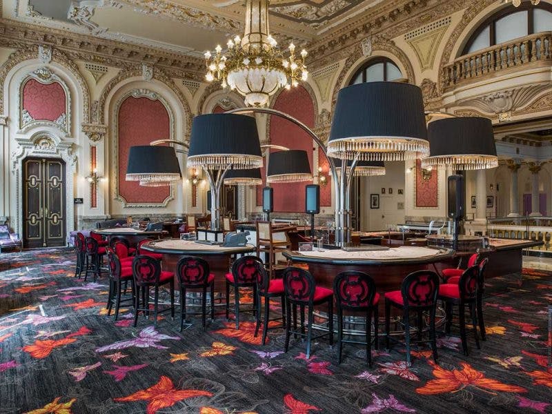 Luxurious Gran Vía Salon with ornate chandeliers, ideal for upscale events and meetings.