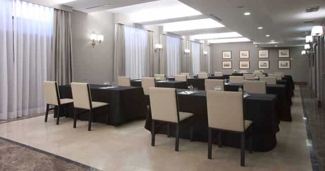 Gran Vía Salon meeting room with black linens, ideal for corporate workshops.