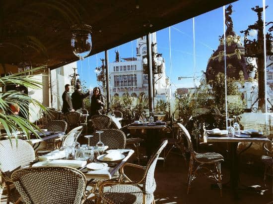 La Pérgola restaurant in Madrid, featuring elegant tables and vibrant greenery for events.