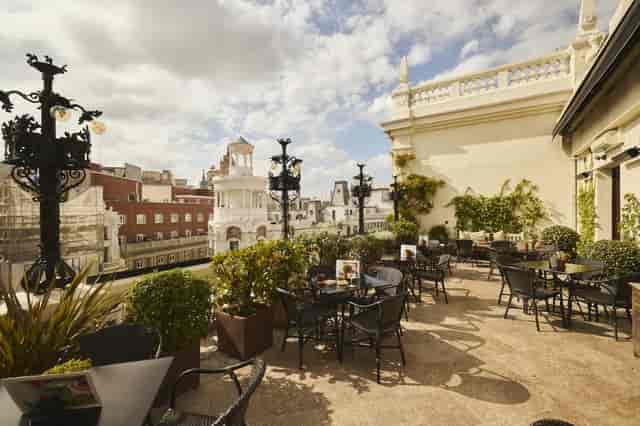 Rooftop terrace at La Pérgola, elegant seating for upscale events and gatherings.