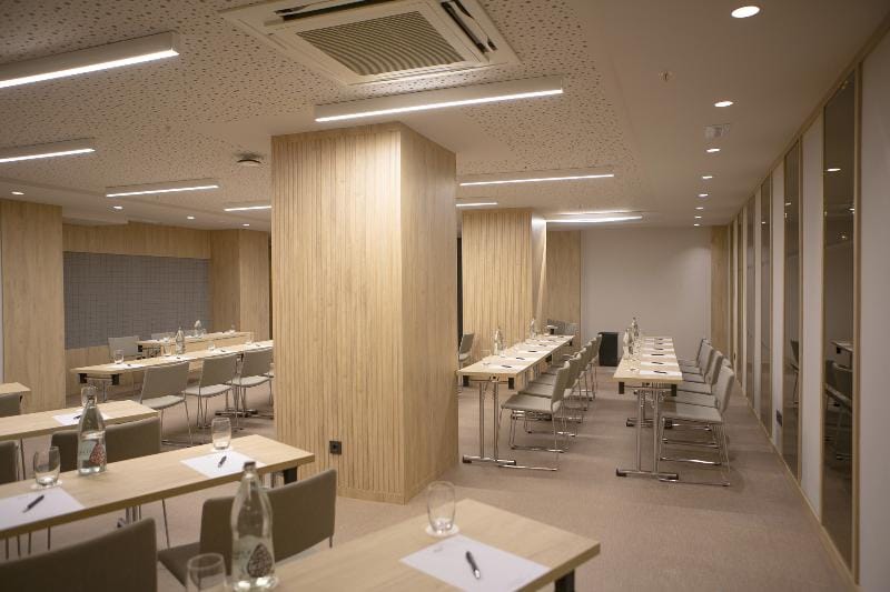 Modern conference room at Hotel Riu Plaza España, ideal for workshops and seminars.