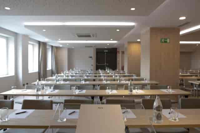 Conference center in Hotel Riu Plaza España, featuring a sleek meeting room for corporate events.