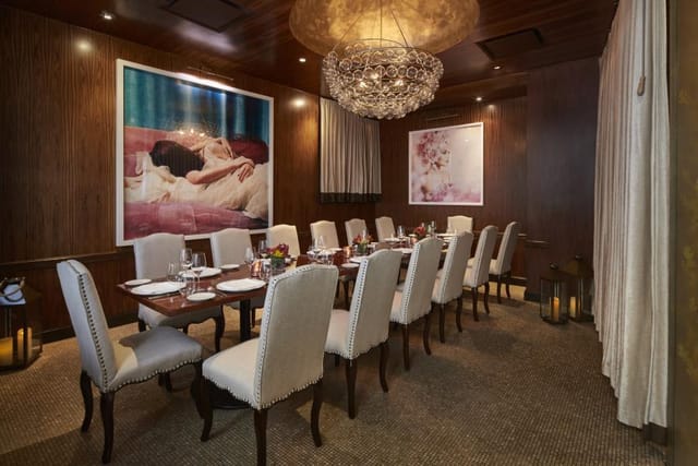 Elegant private dining room with wooden table, ideal for corporate meetings and gatherings.