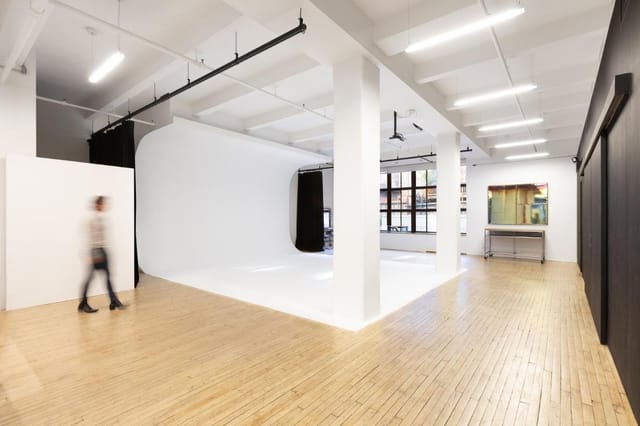 Modern event space with natural light, ideal for workshops and seminars.