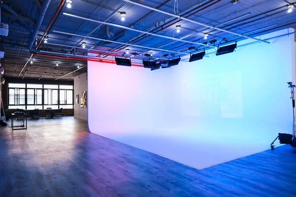 "Versatile shooting event space with adjustable lighting and modern industrial design."