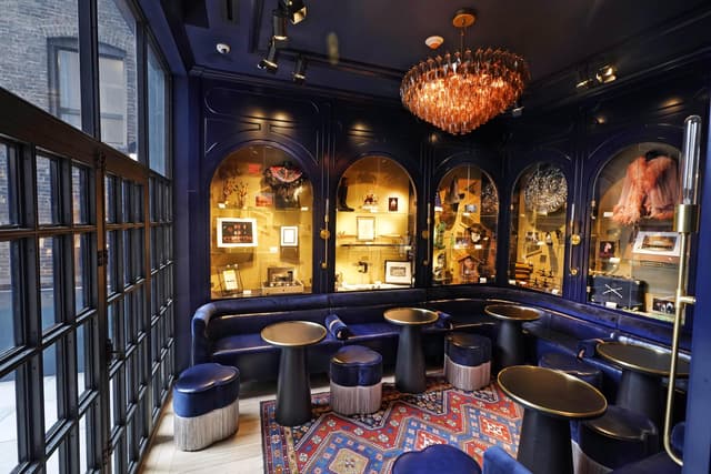 Chic bar