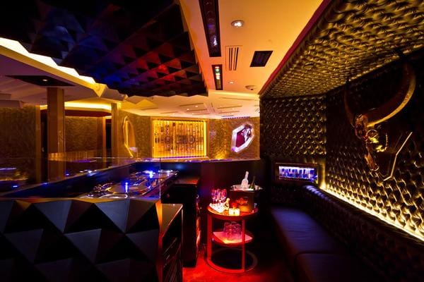 Luxurious lounge in Heist, modern venue for corporate events and meetings.