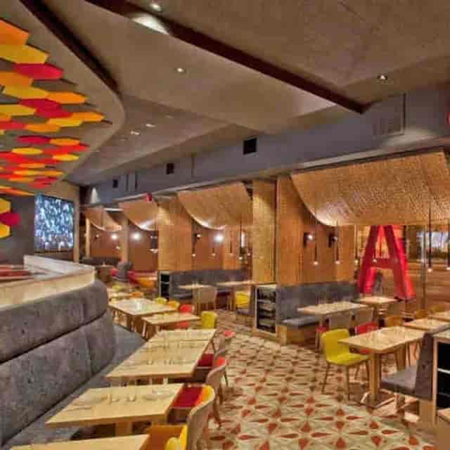 Modern event space in Jerez with vibrant decor and flexible seating for gatherings.